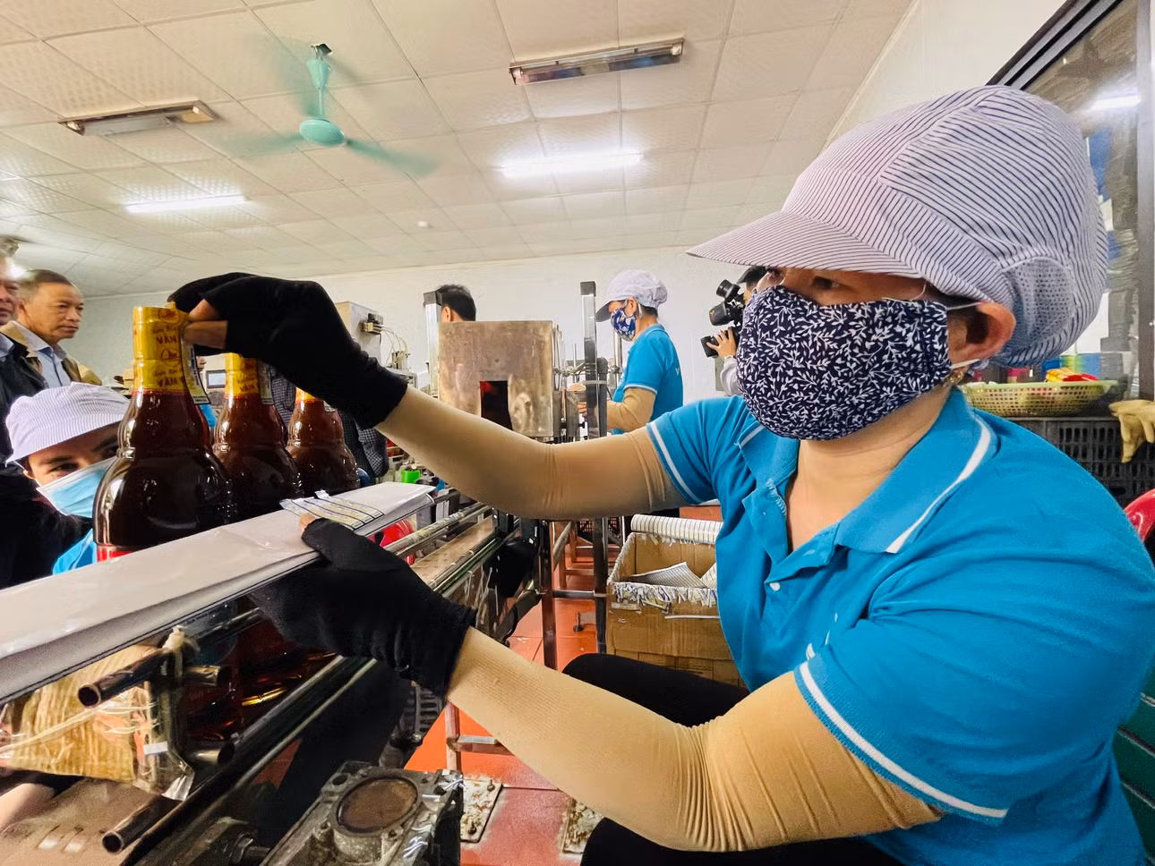 Sản phẩm nước mắm sá sùng Vân Đồn của Công ty TNHH 1 thành viên Newstar được dán tem truy xuất nguồn gốc trước khi đưa ra thị trường. Ảnh: Minh Đức
