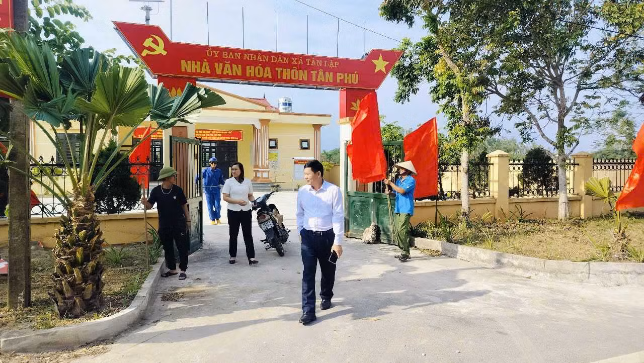 Nhà văn hóa thôn Tân Phú, xã Tân Lập (Đầm Hà) trang hoàng phục vụ ngày Bầu cử trưởng thôn, bản, khu phố vào 15/12. Ảnh: Mai Thắm (Đầm Hà)