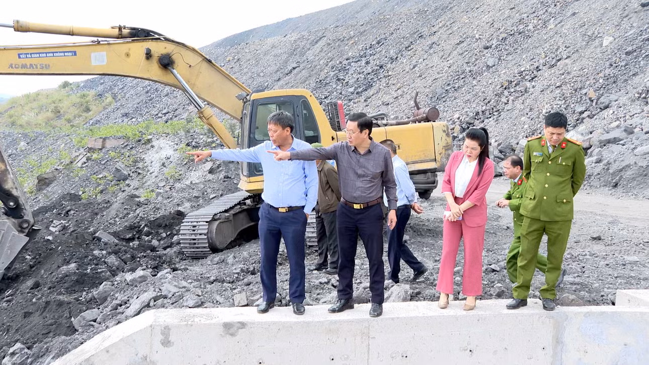 Thường trực HĐND TP Cẩm Phả giám sát việc chấp hành các quy định của pháp luật về bảo vệ môi trường trên địa bàn. Ảnh: Bảo Long (Trung tâm TT-VH Cẩm Phả)