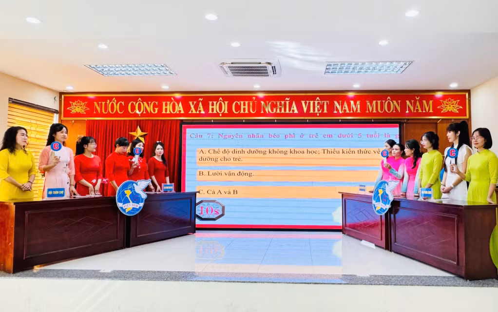 Cán bộ, hội viên và phụ nữ xã Thống Nhất (TP Hạ Long) tham gia Hội thi tìm hiểu kiến thức về chăm sóc dinh dưỡng trẻ em dưới 5 tuổi.