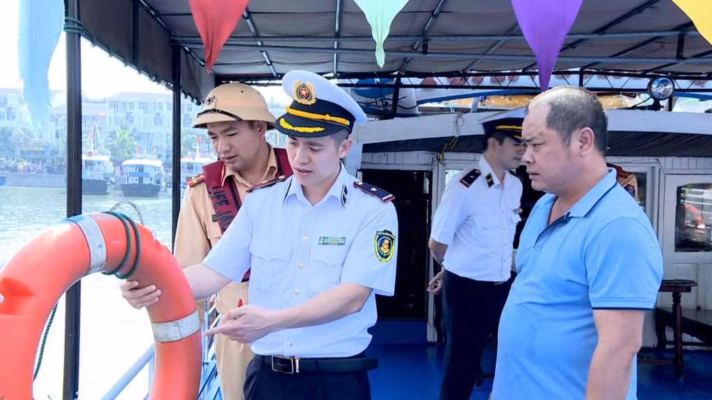 Kiểm tra điều kiện đảm bảo an toàn của tàu du lịch hoạt động chở khách tham quan và lưu trú trên Vịnh Hạ Long. Ảnh: Quốc Xã (Công an tỉnh)