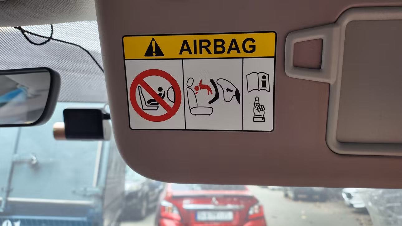 Nhiều hãng xe ô tô dán cảnh báo an toàn trên xe.