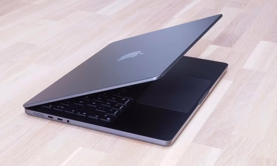 MacBook Pro M4. Ảnh: The Guardian.