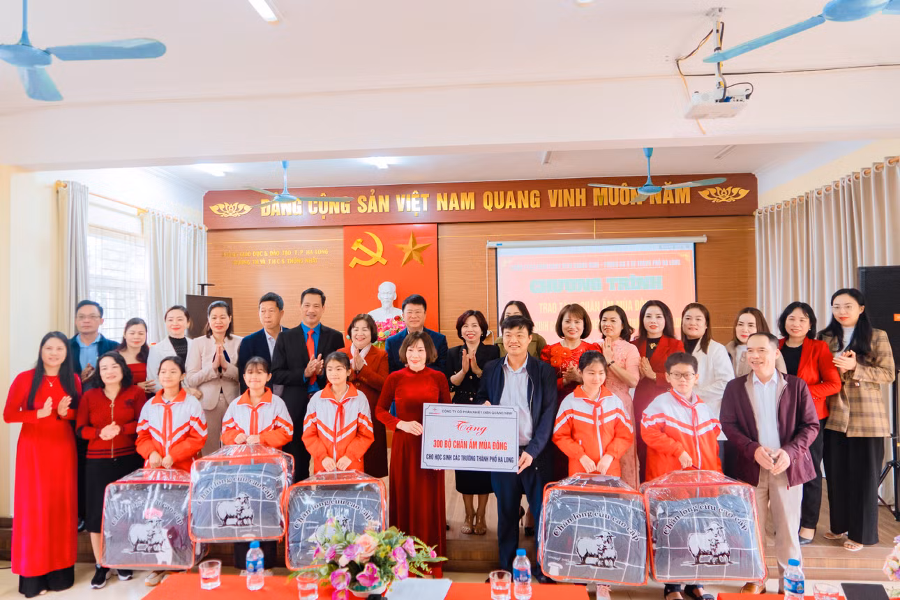 Công ty CP nhiệt điện Quảng Ninh tặng quà cho học sinh có hoàn cảnh khó khăn Trưởng TH&THCS Thống Nhất, TP Hạ Long nhan dịp tết Nguyên đán Giáp thìn 2024