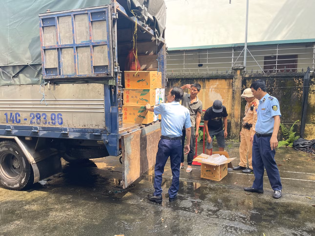 Đội Quản lý thị trường số 2 (Cục QLTT Quảng Ninh) phối hợp với Đội Cảnh sát giao thông số 3 (Công an tỉnh) phát hiện, xử lý 110kg lê nhập lậu vào đầu tháng 5/2024.