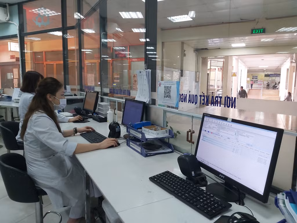 Toàn bộ kết quả xét nghiệm của bệnh nhân được nhân viên Khoa Xét nghiệm, chẩn đoán hình ảnh (Bệnh viện Đa khoa tỉnh) nhập trên hệ thống mạng để chuyển đến các khoa, phòng, khám, chữa bệnh.