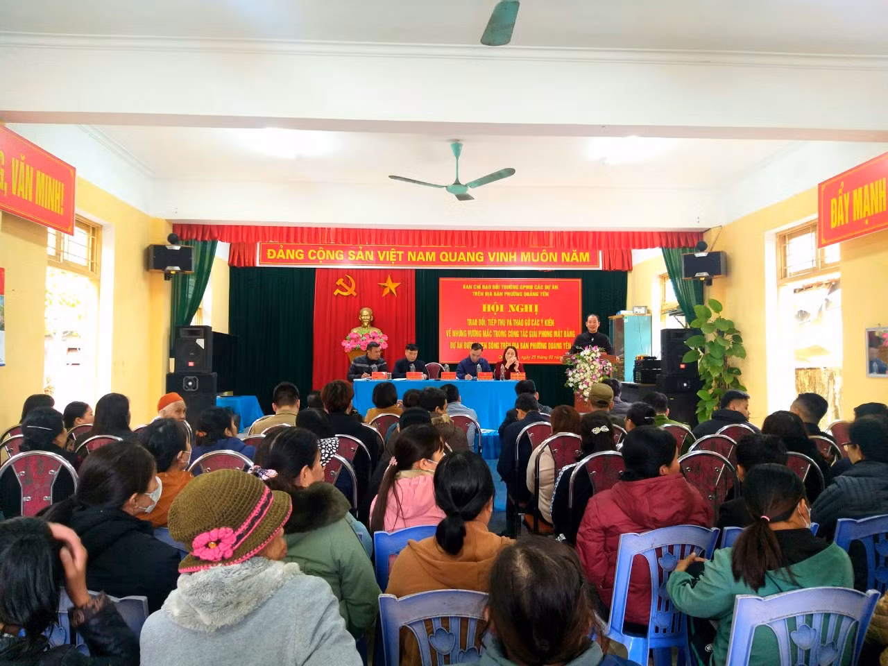 Phường Quảng Yên tổ chức hội nghị trao đổi, tiếp thu và tháo gỡ các ý kiến GPMB dự án đường ven sông tren địa bàn phường Quảng Yên, tháng 2/2024. Ảnh: Ngọc Hùng (CTV)