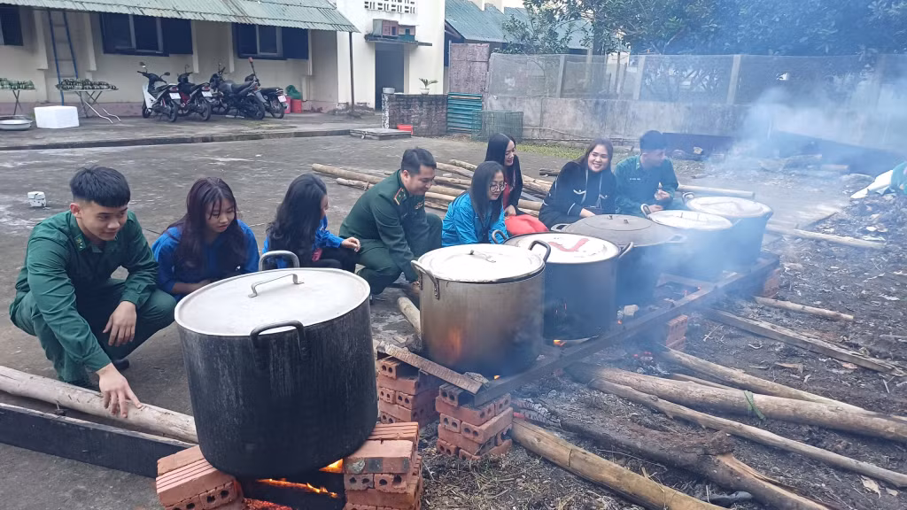 Cán bộ chiến sĩ Đồn BP Hải Hòa và các đơn vị luộc bánh chưng.