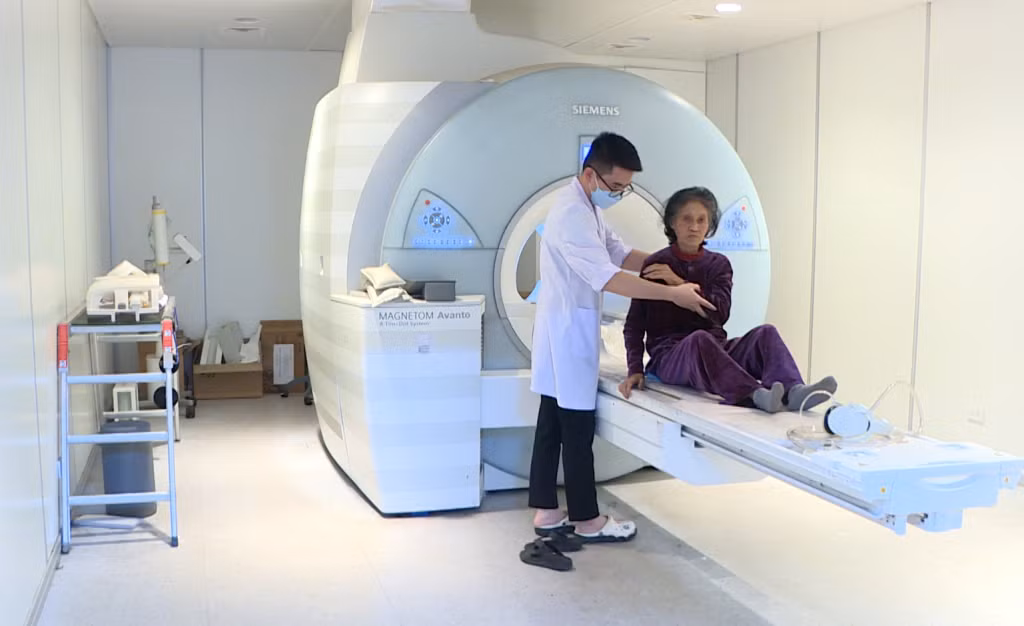 Bệnh nhân sau khi được cấp cứu, điều trị đột quỵ nhồi máu não thành công tái khám tại Bệnh viện Đa khoa tỉnh.