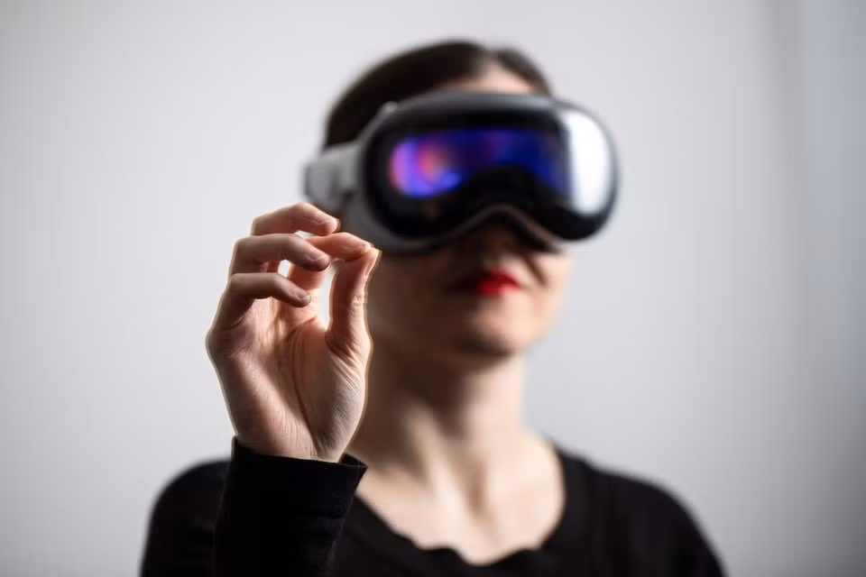 YouTube sẽ ra phiên bản ứng dụng dành cho Vision Pro. Ảnh: The Verge.