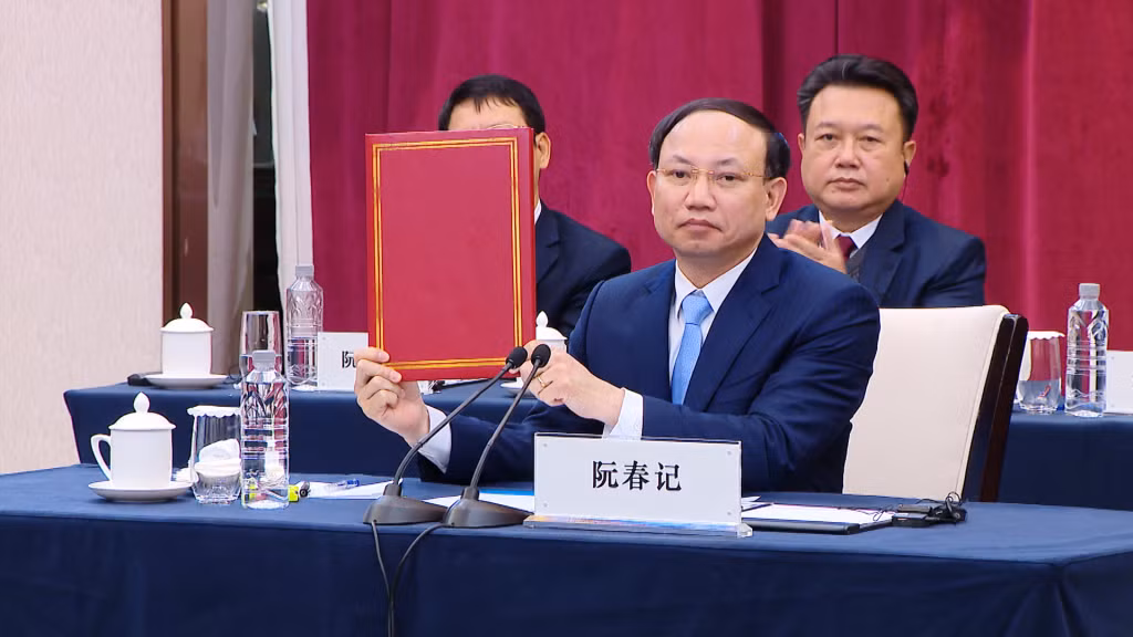 Đồng chí Nguyễn Xuân Ký, Ủy viên Trung ương Đảng, Bí thư Tỉnh ủy, Chủ tịch HĐND tỉnh Quảng Ninh, ký kết Biên bản hội đàm giữa Tỉnh ủy các tỉnh Quảng Ninh, Hà Giang, Lạng Sơn, Cao Bằng và Khu ủy Khu tự trị dân tộc Choang Quảng Tây về xây dựng cộng đồng chia sẻ tương lai Việt Nam - Trung Quốc có ý nghĩa chiến lược (2-2024). Ảnh: Thu Chung
