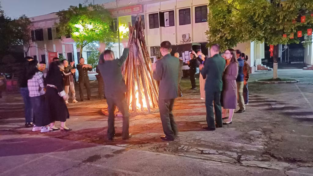 Sau phần gói bánh chưng là chương trình giao lưu văn hóa, văn nghệ và đốt lửa trại của các đơn vị. 