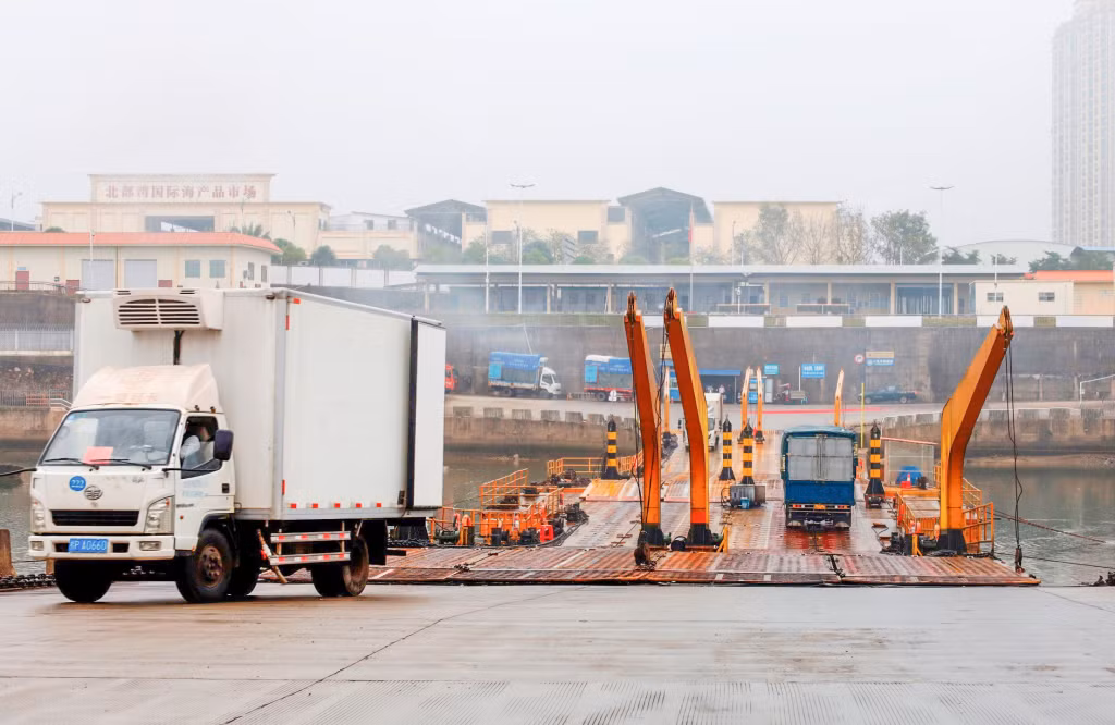 Xe chở hàng hóa xuất khẩu qua Lối mở Cầu phao Km3+4 Hải Yên