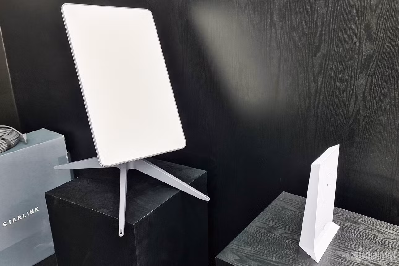 Một bộ sản phẩm Starlink tiêu chuẩn gồm một anten thu phát tín hiệu vệ tinh cỡ nhỏ, cùng một router phát tín hiệu WiFi, dây kết nối. Ảnh: Trọng Đạt