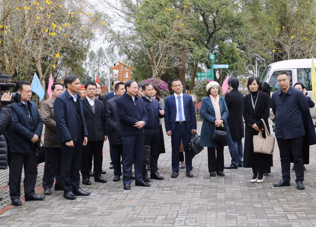 2024-02_Bí thư Tỉnh ủy Nguyễn Xuân Ký tham quan mô hình nông thôn mới tại thôn Bích Tây, thành phố Bắc Hải, Quảng Tây. Ảnh: Thu Chung