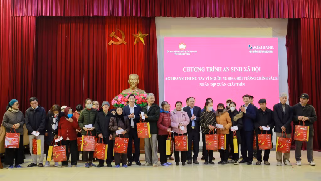 Các hộ cận nghèo trên địa bàn TX Đông Triều được tặng quà Tết.