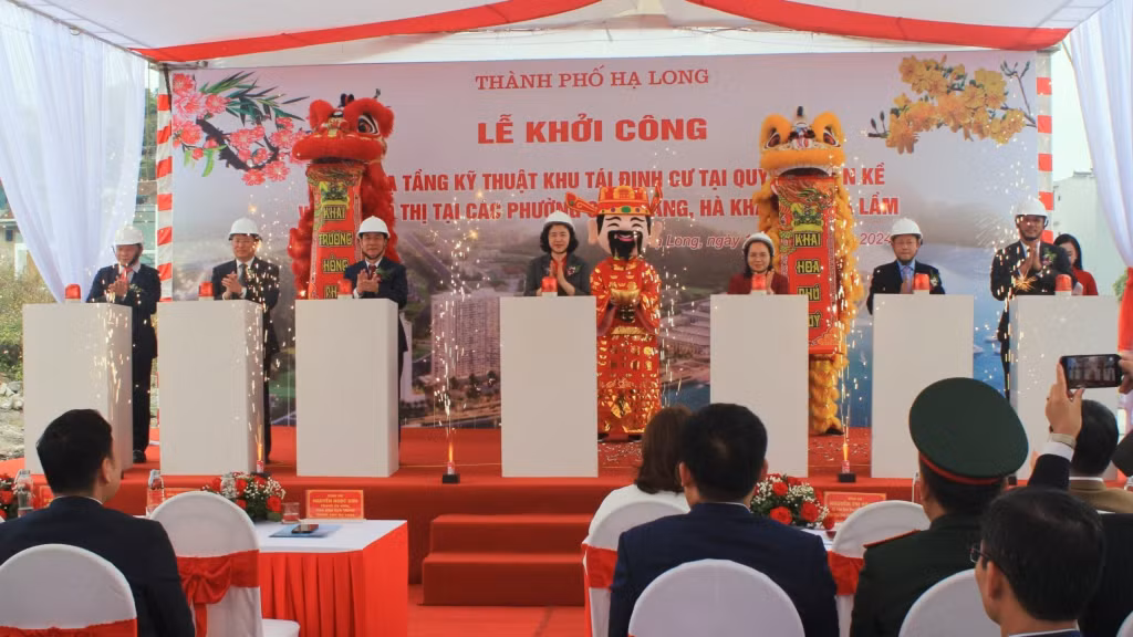 Các đại biểu nhấn nút khởi công dự án Hạ tầng kỹ thuật khu tái định cư tại quỹ đất liền kề với khu đô thị tại các phường Cao Thắng, Hà Khánh và Hà Lầm.