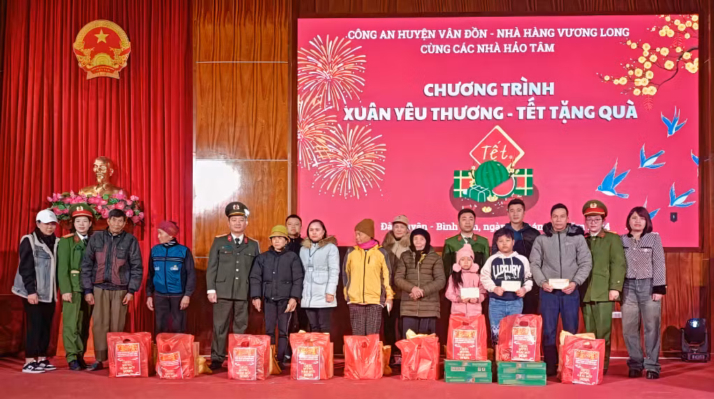 Công an huyện và các nhà hảo tâm thực hiện chương trình “Xuân yêu thương – tết tặng quà” cho các gia đình có hoàn cảnh khó khăn tại xã Đài Xuyên và Bình Dân.