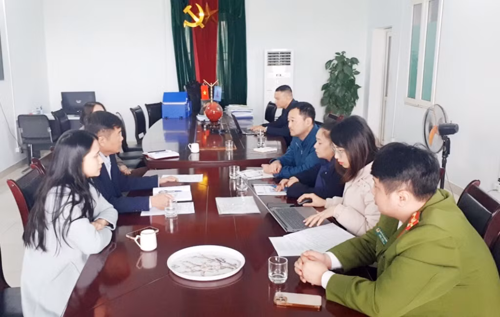 Đoàn liên ngành do cơ quan BHXH tỉnh chủ trì làm việc với Công ty CP Tập đoàn Hạ Long (TP Hạ Long) về tình hình nợ đọng BHXH, BHYT của doanh nghiệp đối với người lao động, tháng 12/2022. Ảnh: Dương trường