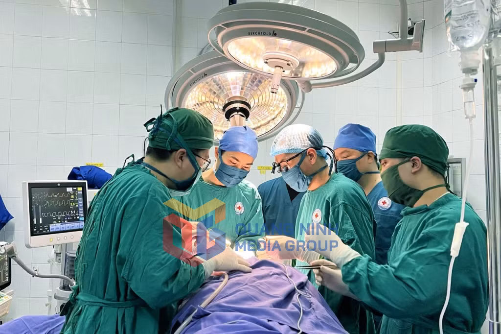 2024-02_Phẫu thuật cấp cứu người bệnh tại Bệnh viện Đa khoa Khu vực Vân Đồn (cơ sở 1). Ảnh: Bệnh viện cung cấp
