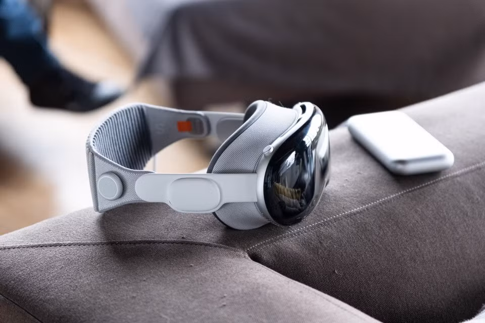 Kính Vision Pro được bán ra tại Mỹ từ 2/2. Ảnh: The Verge.