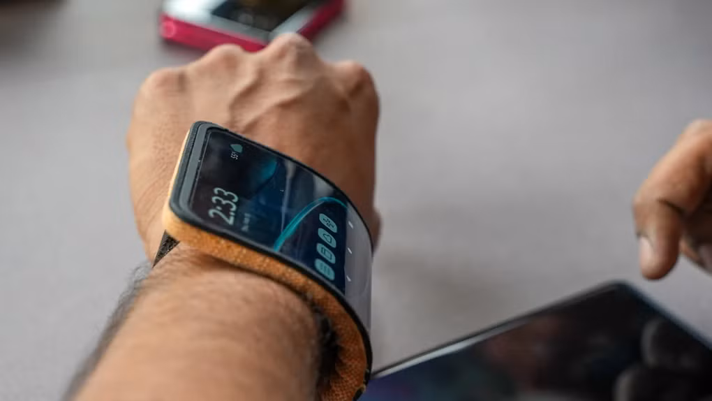 Chiếc smartphone của Motorola khi đeo lên cổ tay (Ảnh: PCMag).