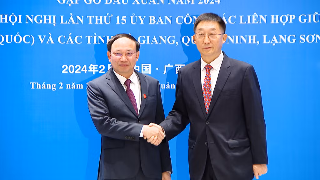 Đồng chí Lưu Ninh, Ủy viên Ban Chấp hành Trung ương Đảng Cộng sản Trung Quốc, Bí thư Khu ủy Khu tự trị dân tộc Choang Quảng Tây (Trung Quốc) chào mừng đồng chí Nguyễn Xuân Ký, Uỷ viên Ban Chấp hành Trung ương Đảng Cộng sản Việt Nam, Bí thư Tỉnh uỷ, Chủ tịch HĐND tỉnh Quảng Ninh (Việt Nam) tham dự cuộc hội đàm (2-2024). Ảnh: Thu Chung