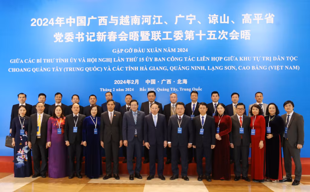 Đoàn đại biểu tỉnh Quảng Ninh chụp ảnh lưu niệm tại chương trình Gặp gỡ đầu xuân năm 2024 (2-2024). Ảnh: Thu Chung