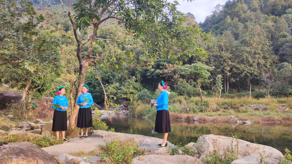 Xã Húc Động (huyện Bình Liêu) là một trong những địa phương bảo tồn và phát huy tốt làn điệu Soóng Cọ với phát triển du lịch. Ảnh: Phụ nữ Sán Chỉ ở Húc Động hát Soóng Cọ dưới chân thác Khe Vằn.