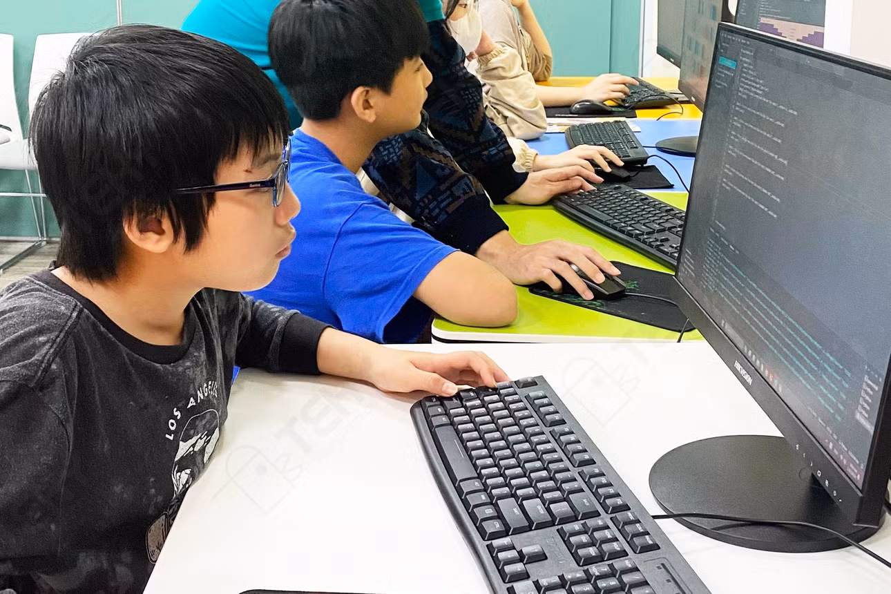 Một em nhỏ trong khóa học lập trình tại Học viện Teky.