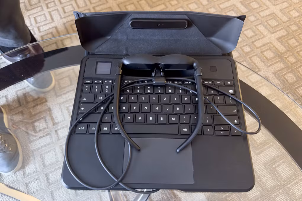 Spacetop chỉ bao gồm bàn phím và touchpad (Ảnh: TheVerge).