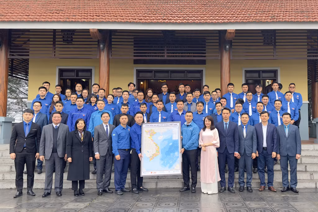 Tỉnh Đoàn Quảng Ninh trao tặng Bản đồ Việt Nam cho Đoàn Thanh niên Công ty CP Than Đèo Nai.