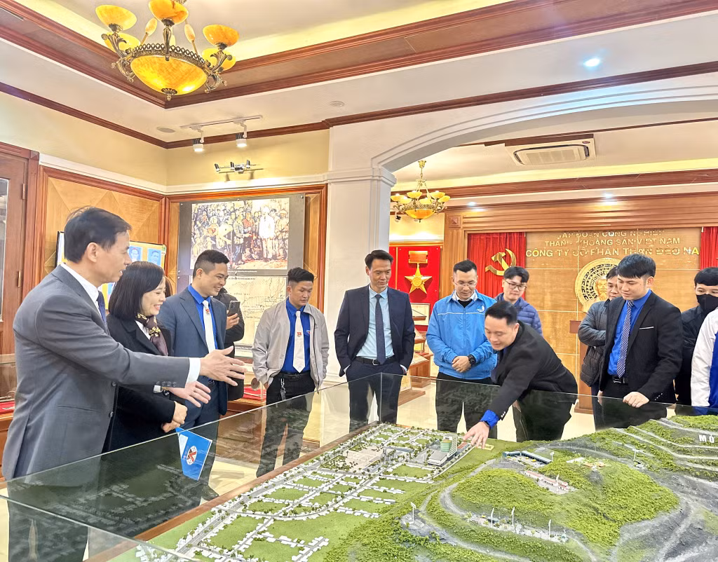 Các đai biểu tham quan Nhà Tưởng niệm Bác Hồ tại Công ty CP Than Đèo Nai.