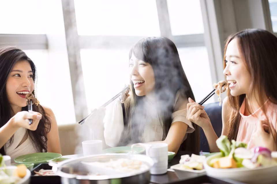 Tâm lý khi ăn lẩu thường thoải mái và hào hứng, do vậy, mọi người thường ăn khá nhiều. Ảnh: Shutterstock.