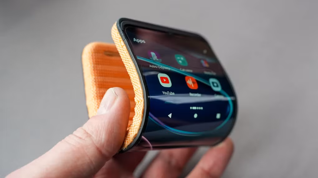 Chiếc smartphone của Motorola với khả năng bẻ cong màn hình ấn tượng (Ảnh: PCMag).