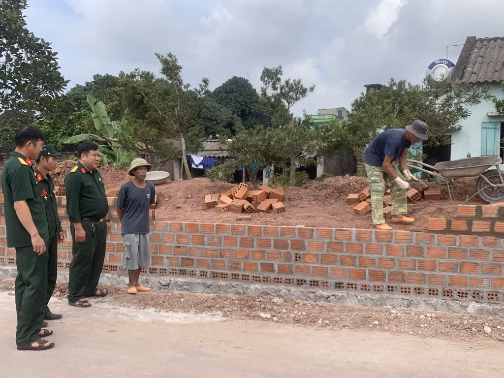 Các CCB xã Đông Hải vận động nhân dân hiến đất làm đường, lắp đặt hệ thống đèn chiếu sáng.