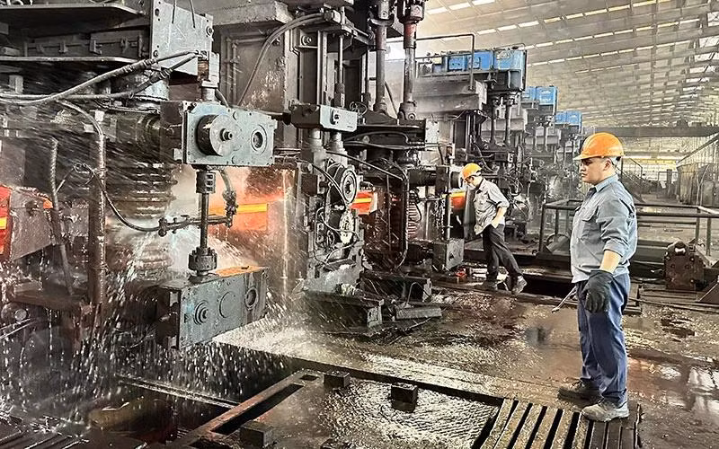 Dây chuyền sản xuất thép tại Nhà máy cán thép Thái Nguyên (thuộc Công ty cổ phần Gang thép Thái Nguyên).