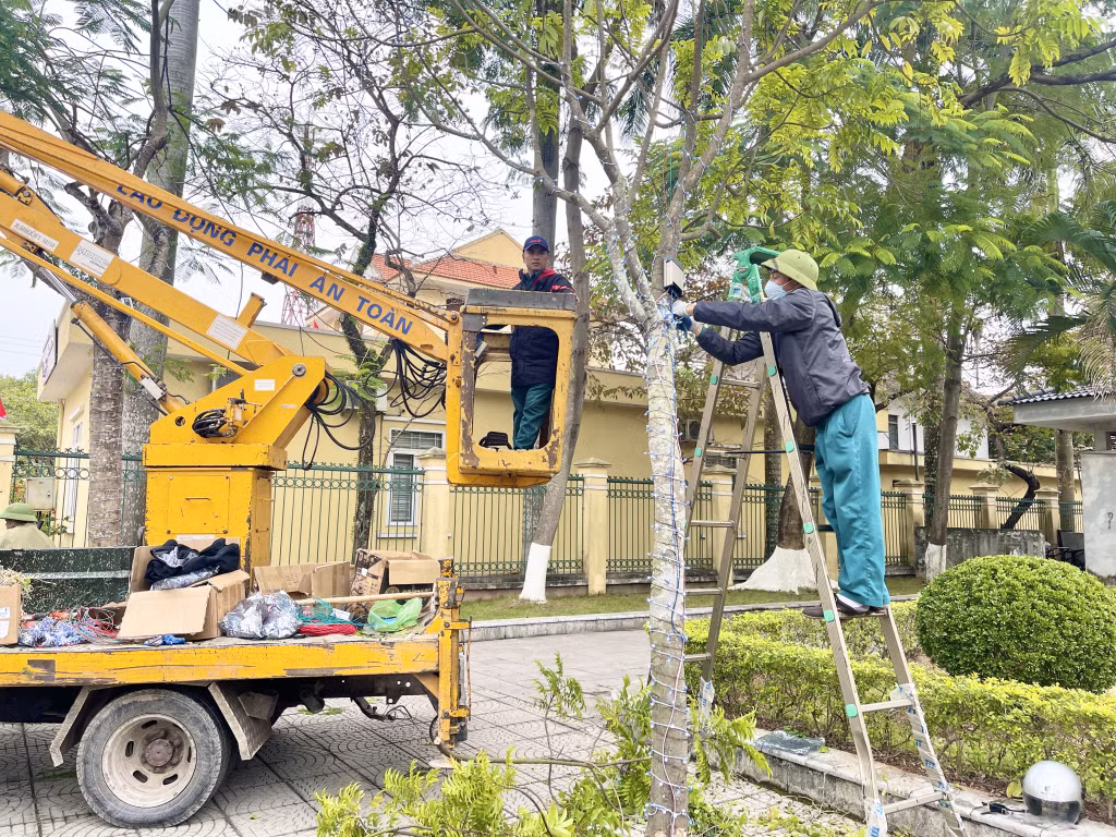Hệ thống đèn chiếu sáng, đèn trang trí được tu sửa, lắp đặt mới tạo mỹ quan đô thị dịp Tết đến, Xuân về.