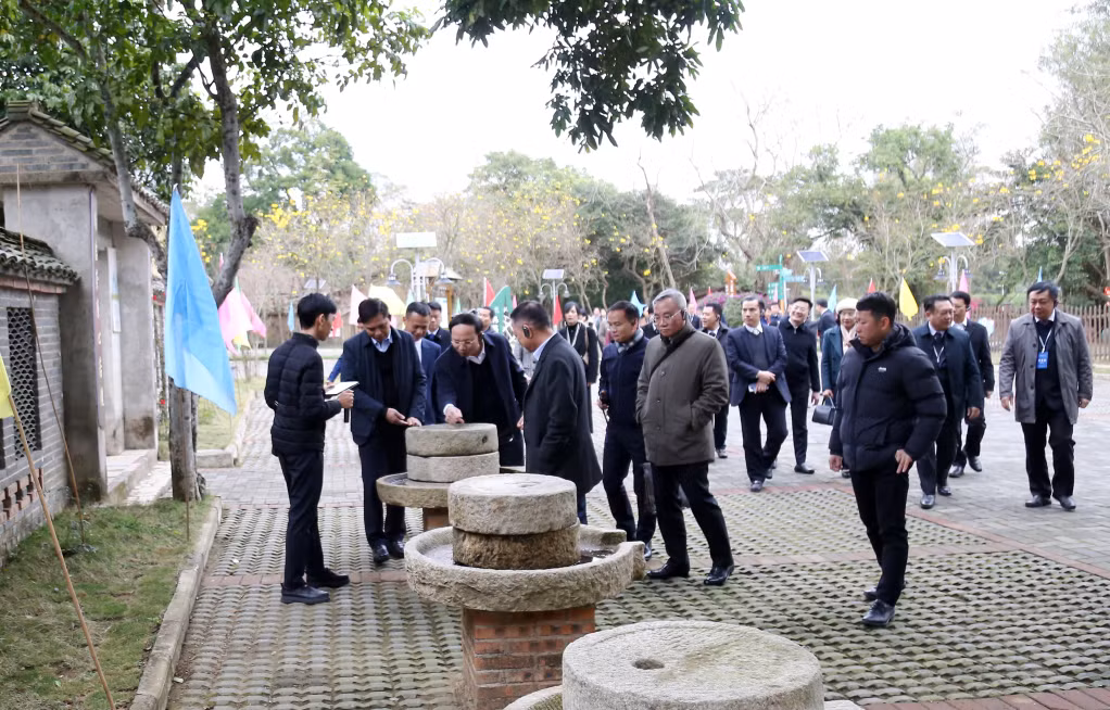 2024-02_Bí thư Tỉnh ủy Nguyễn Xuân Ký tham quan mô hình nông thôn mới tại thôn Bích Tây, thành phố Bắc Hải, Quảng Tây. Ảnh: Thu Chung