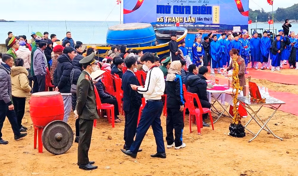 Công an Cô Tô đảm bảo an toàn Lễ hội mở cửa biển xã Thanh Lân. Ảnh: Đức Tuấn.