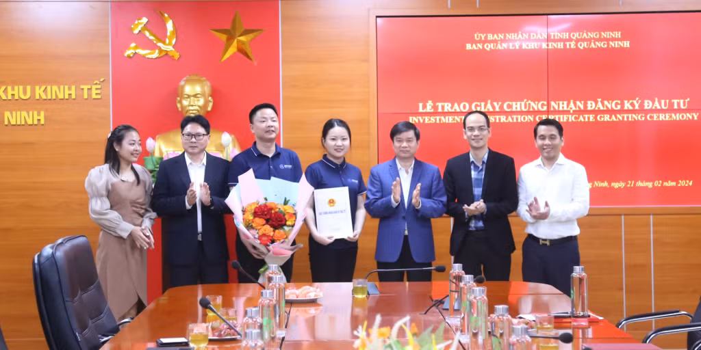 Lãnh đạo Ban Quản lý Khu kinh tế trao giấy chứng nhận đầu tư Dự án tấm silic đơn tinh thể và thanh silic đơn tinh thể quang điện Gokin Solar Hải Hà Việt Nam cho đại diện Công ty Gokin Solar tại Khu công nghiệp Texhong Hải Hà, huyện Hải Hà (2-2024). Ảnh: Mạnh Trường