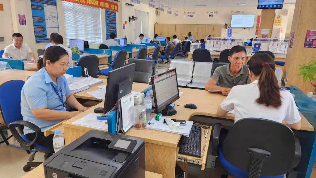Người dân đến giải quyết TTHC tại Trung tâm Hành chính công huyện Hải Hà. Ảnh Thái Cảnh