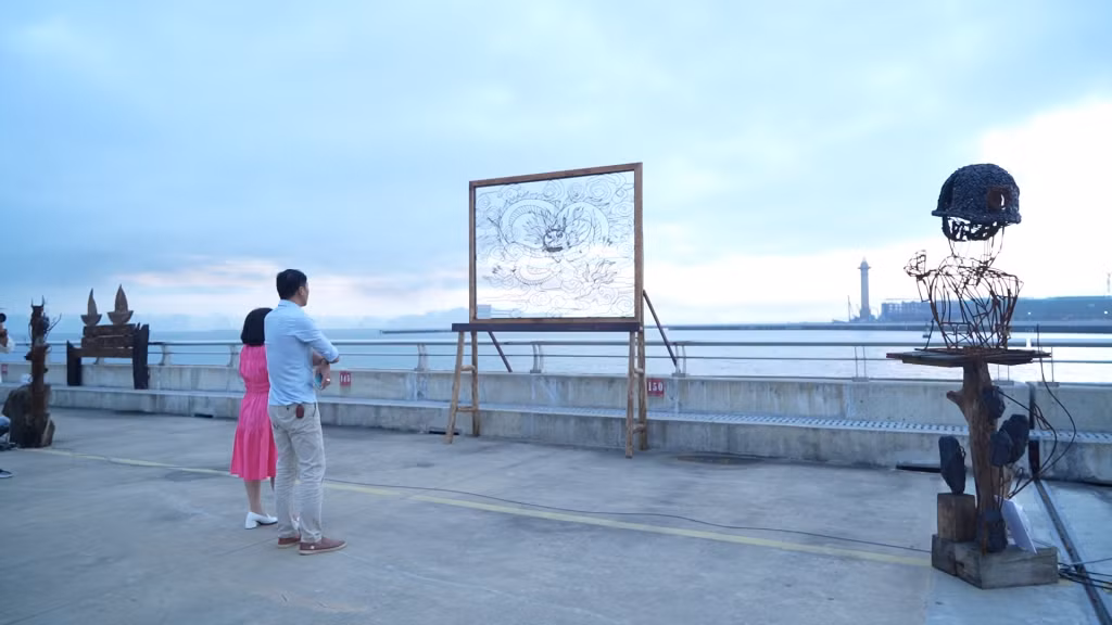 Du khách tham quan triển lãm.
