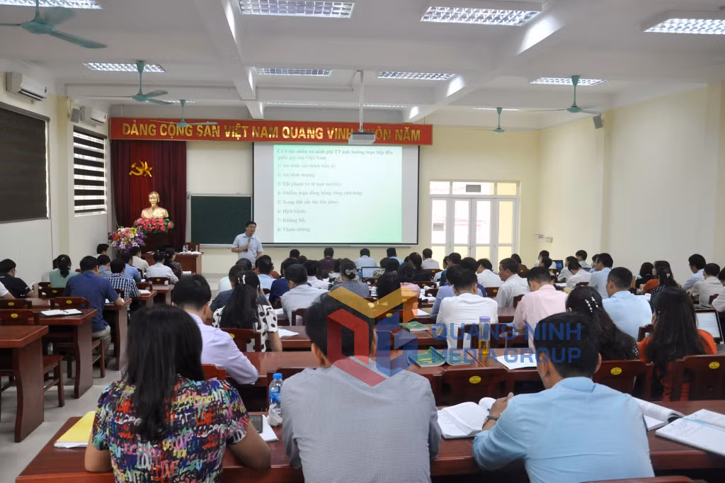 Lớp cao cấp lý luận hành chính tổ chức tại Trường Đào tạo cán bộ Nguyễn Văn Cừ (4-2019). Ảnh: Thu Nguyệt