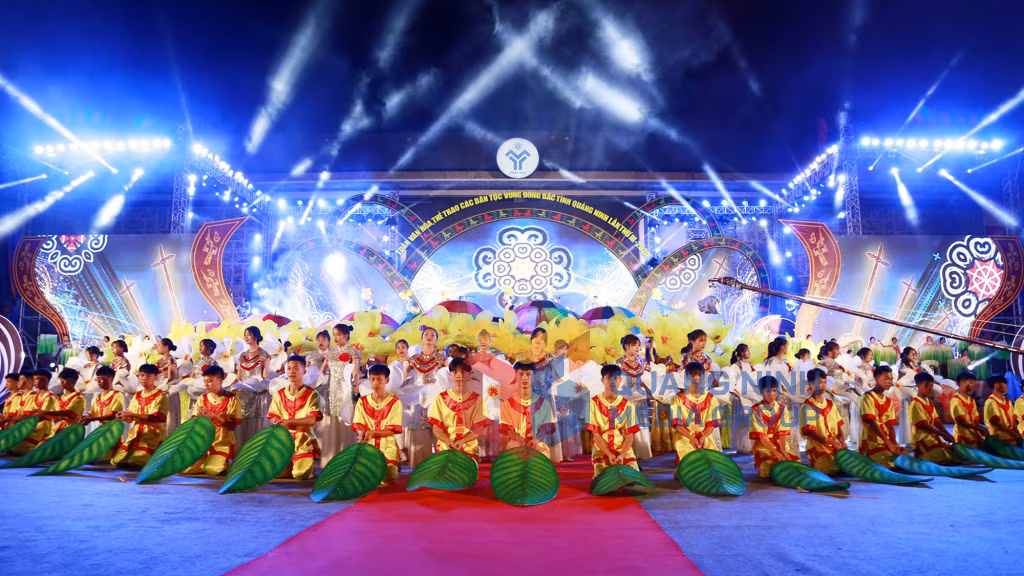 Khai mạc Tuần Văn hóa, thể thao các dân tộc vùng Đông Bắc tỉnh Quảng Ninh lần thứ III (10-2020). Ảnh: Phạm Học