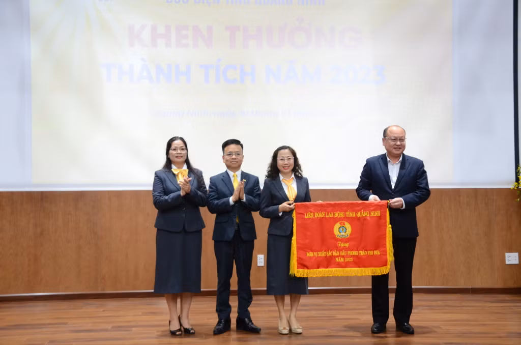 Đại diện lãnh đạo Liên đoàn Lao động tỉnh tặng cờ thi đua xuất sắc trong phong trào “CNCVLĐ thi đua lao động sáng tạo, xây dựng tỉnh Quảng Ninh giàu đẹp, văn minh” năm 2023 cho Công đoàn Bưu điện tỉnh Quảng Ninh.
