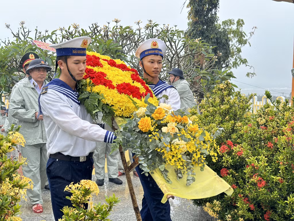 Đoàn Công tác dâng hương tại Đài tưởng niệm các Anh hùng liệt sỹ trên đảo Lý Sơn.