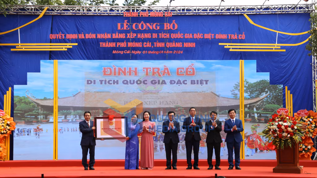2023-1_Thứ trưởng Bộ Văn hóa, Thể thao và Du lịch Hoàng Đạo Cương trao Quyết định và Bằng xếp hạng Di tích quốc gia đặc biệt đình Trà Cổ. Ảnh: Hữu Việt