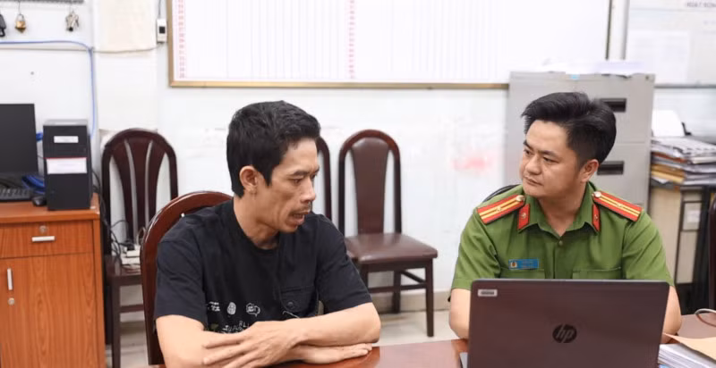 Đối tượng Hồ Đại Chí Thành khai nhận hành vi với cán bộ điều tra.