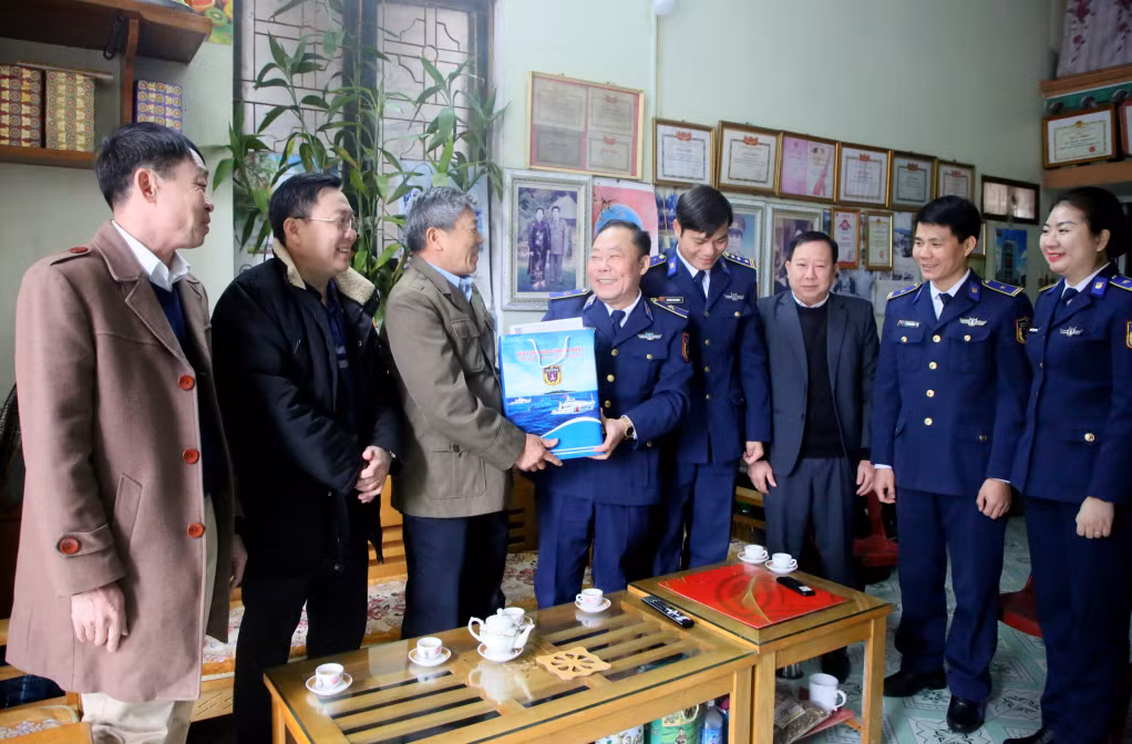 Đoàn tới thăm và tặng quà cho ông Nguyễn Nghiêm Lánh, thương binh, nạn nhân chất độc da cam (khu 2, thị trấn Cô Tô).